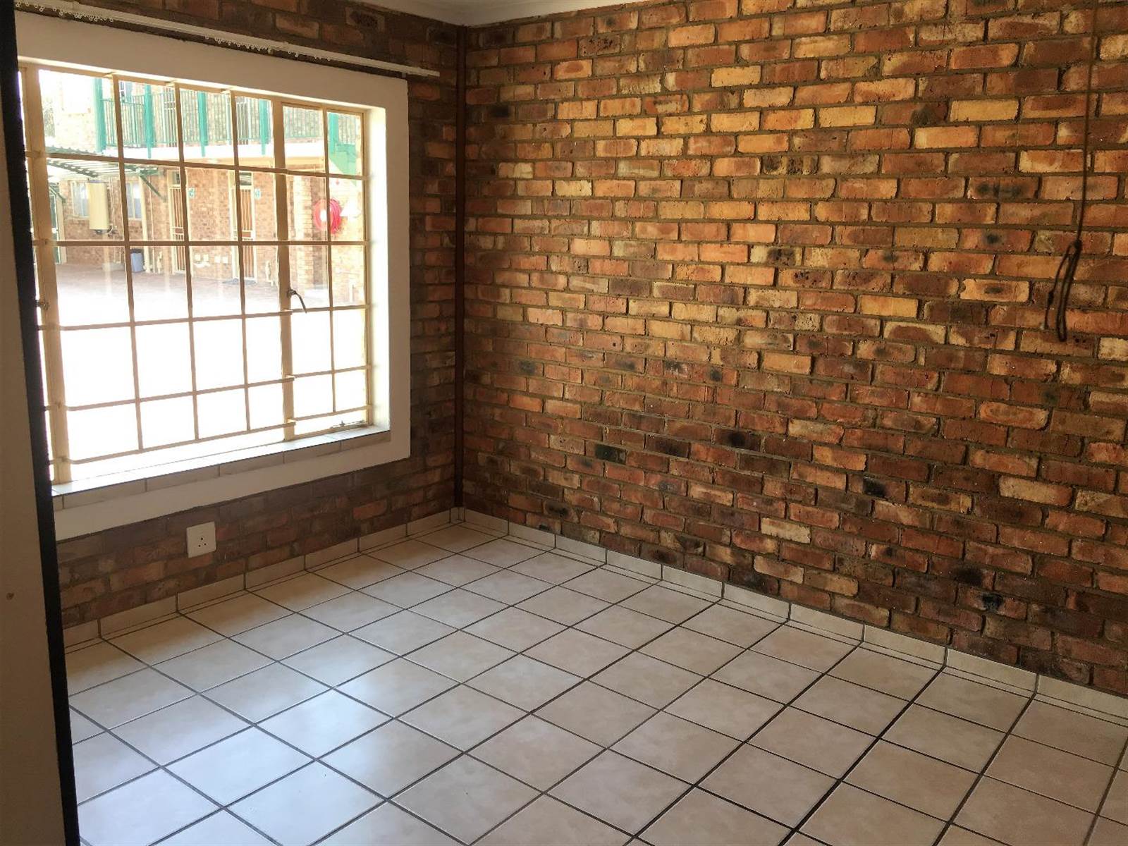 3 Bed Townhouse in Rietfontein photo number 10