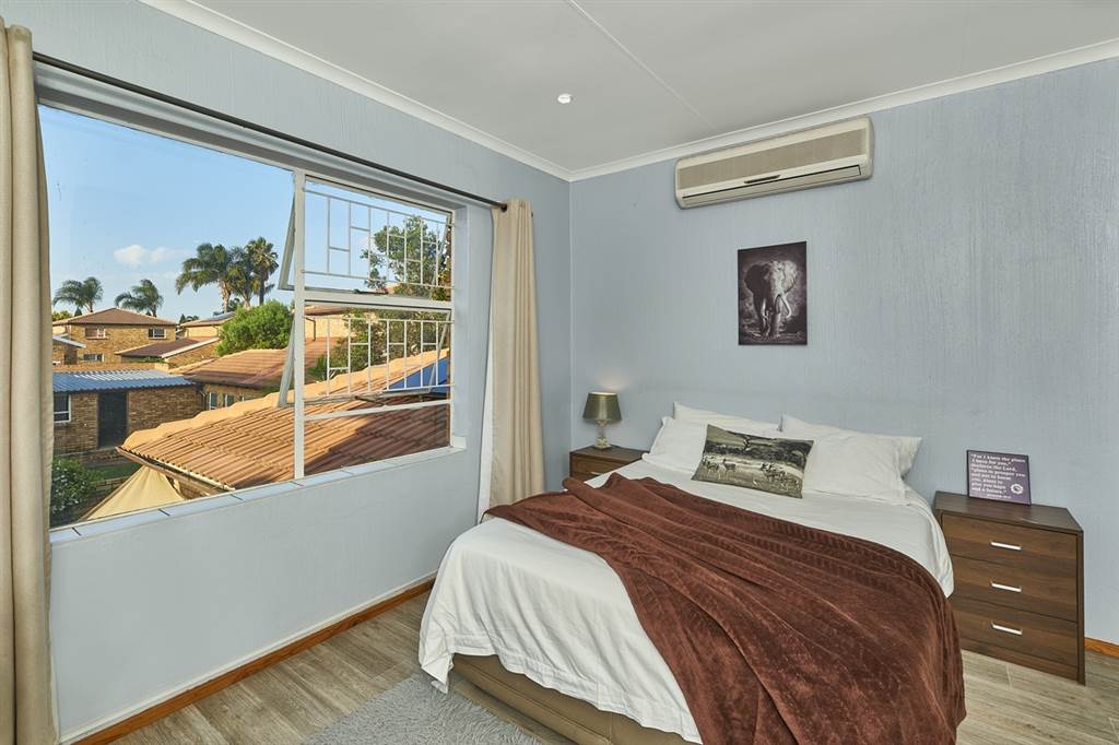 3 Bed Townhouse in Sundowner photo number 9