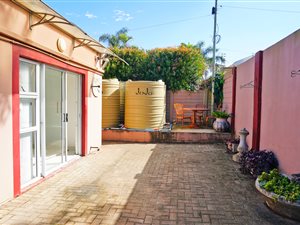 Garden Cottage in Bonnie Doone