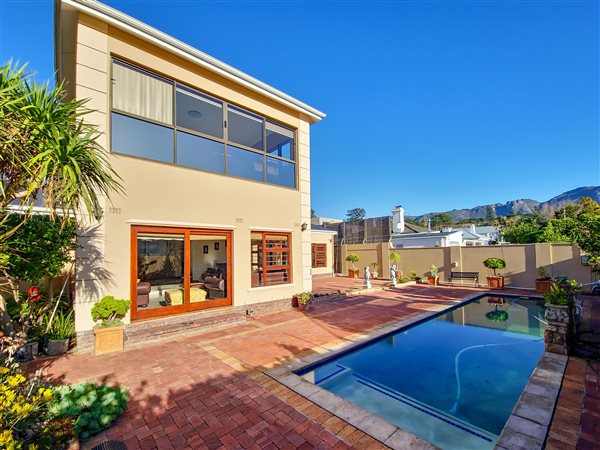 6 Bed House in Wynberg Upper