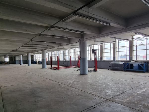 1 800  m² Industrial space