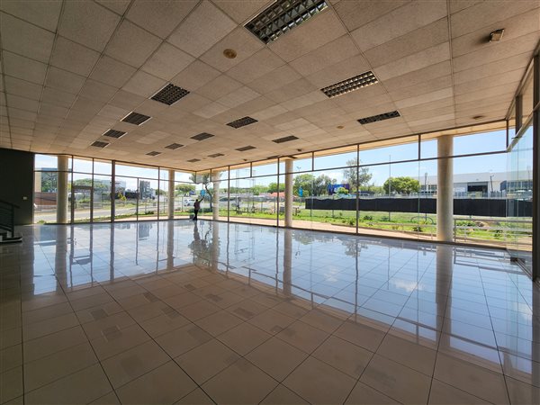 1 695  m² Commercial space