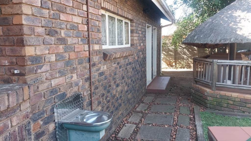 3 Bed House in Dalpark Ext 1 photo number 9