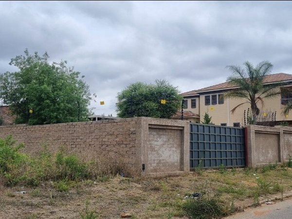 1000 m² Land available in Serala View