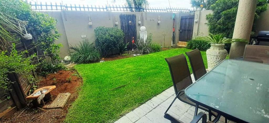 2 Bed Townhouse in Glenvista photo number 2