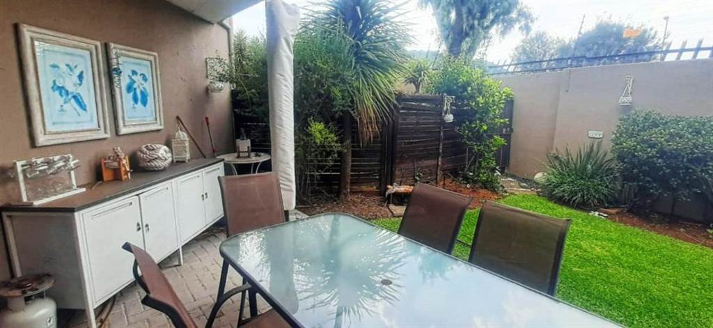 2 Bed Townhouse in Glenvista photo number 10