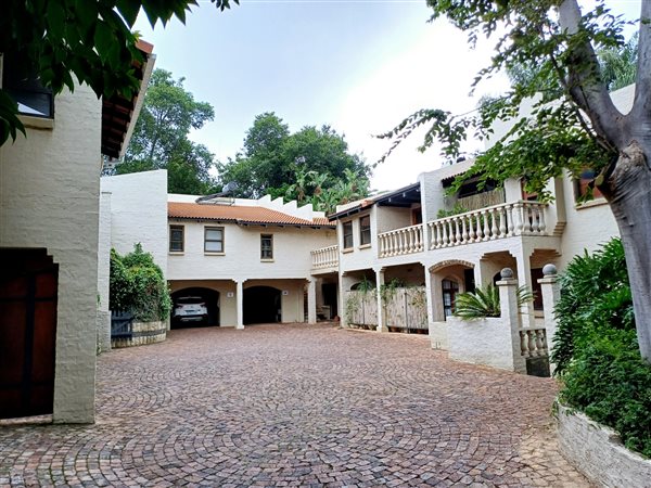 7.5 Bed House in Waterkloof Heights