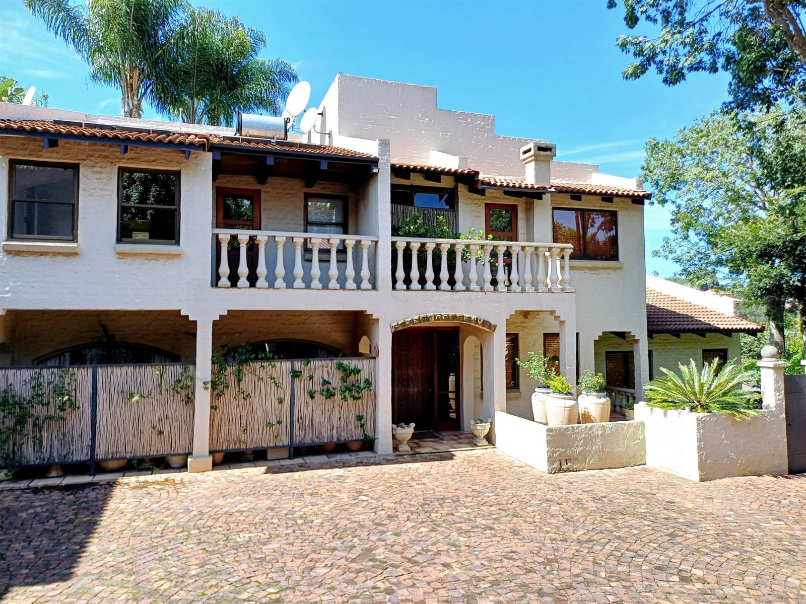 7.5 Bed House in Waterkloof Heights photo number 2