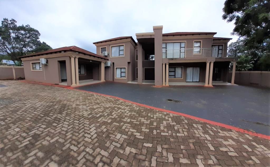 9 Bed House in Louis Trichardt photo number 3