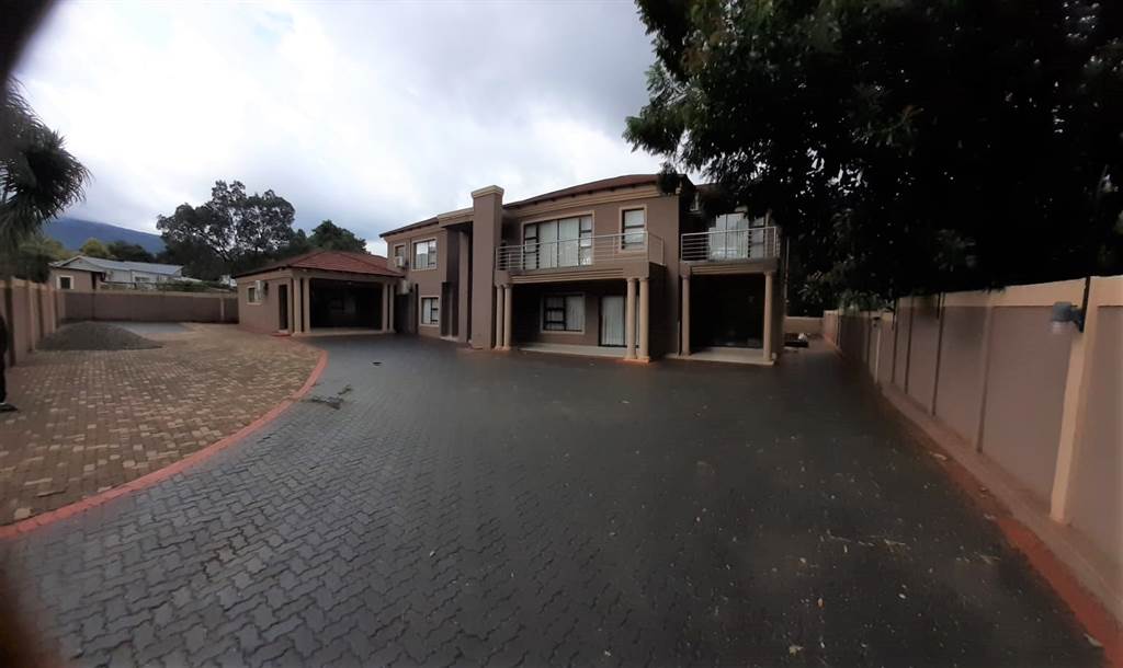 9 Bed House in Louis Trichardt photo number 2