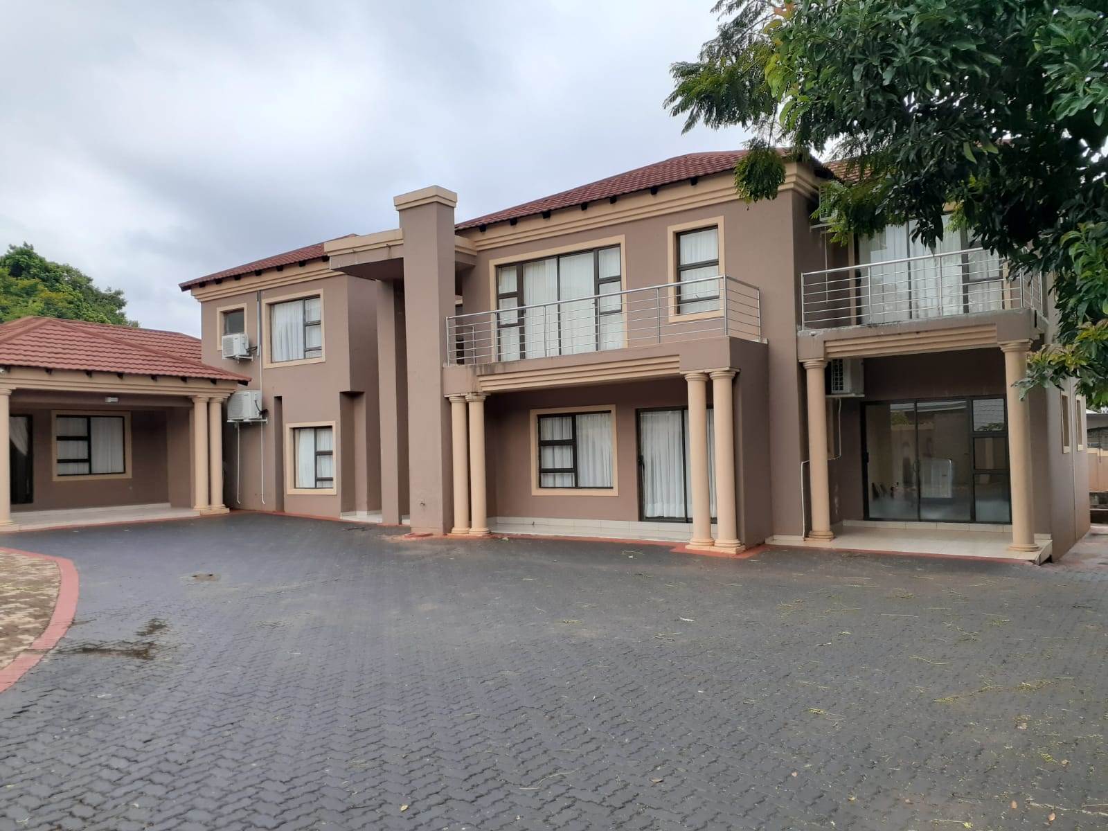 9 Bed House in Louis Trichardt photo number 4