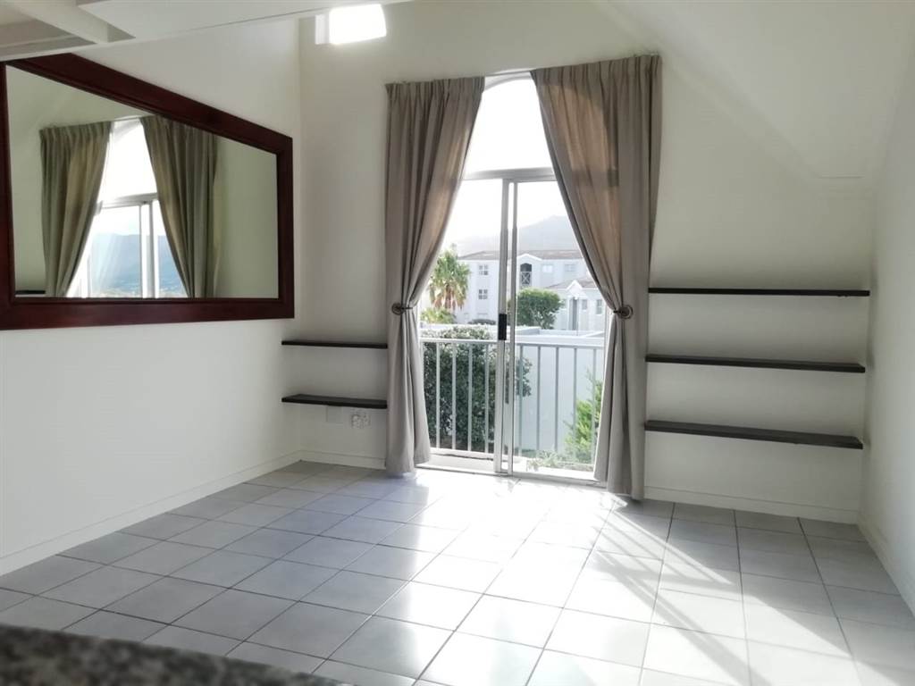 1 Bed Flat in Hout Bay and surrounds photo number 4