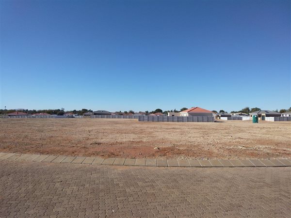 818 m² Land available in Blydeville