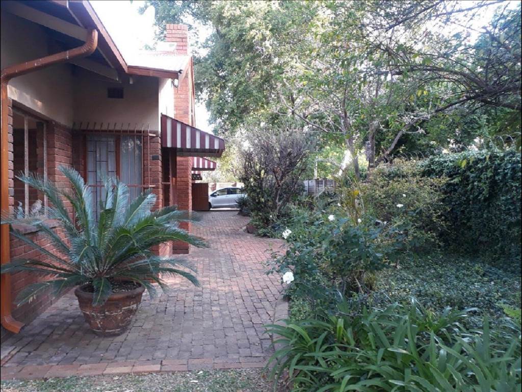6 Bed House in Pretoria North photo number 7