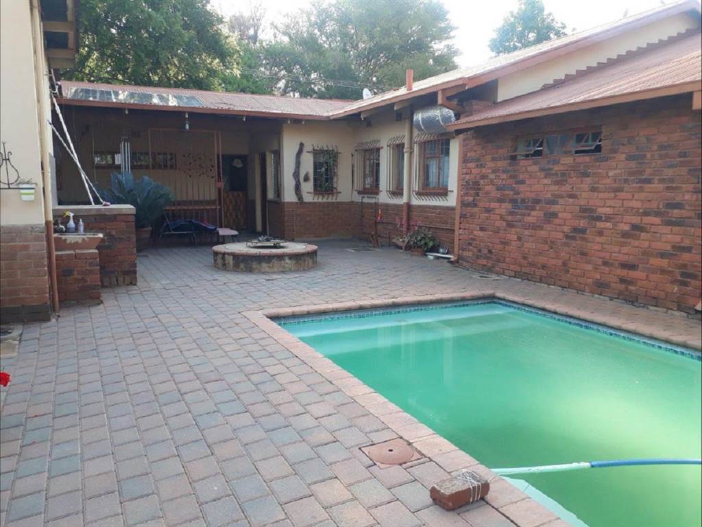 6 Bed House in Pretoria North photo number 10
