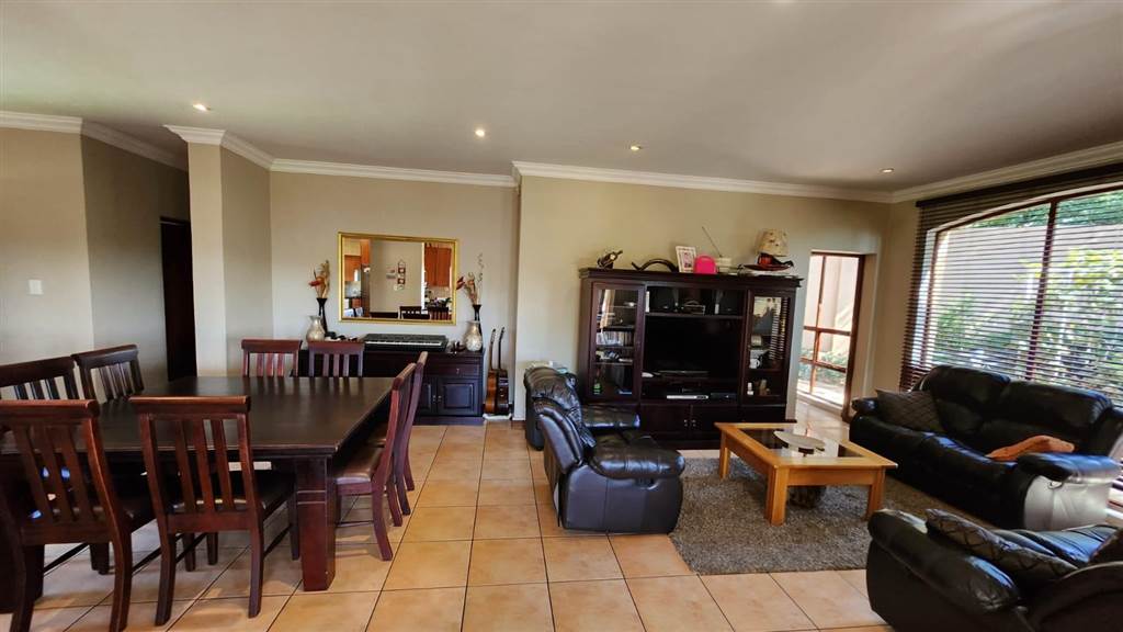 4 Bed House in Highveld photo number 17