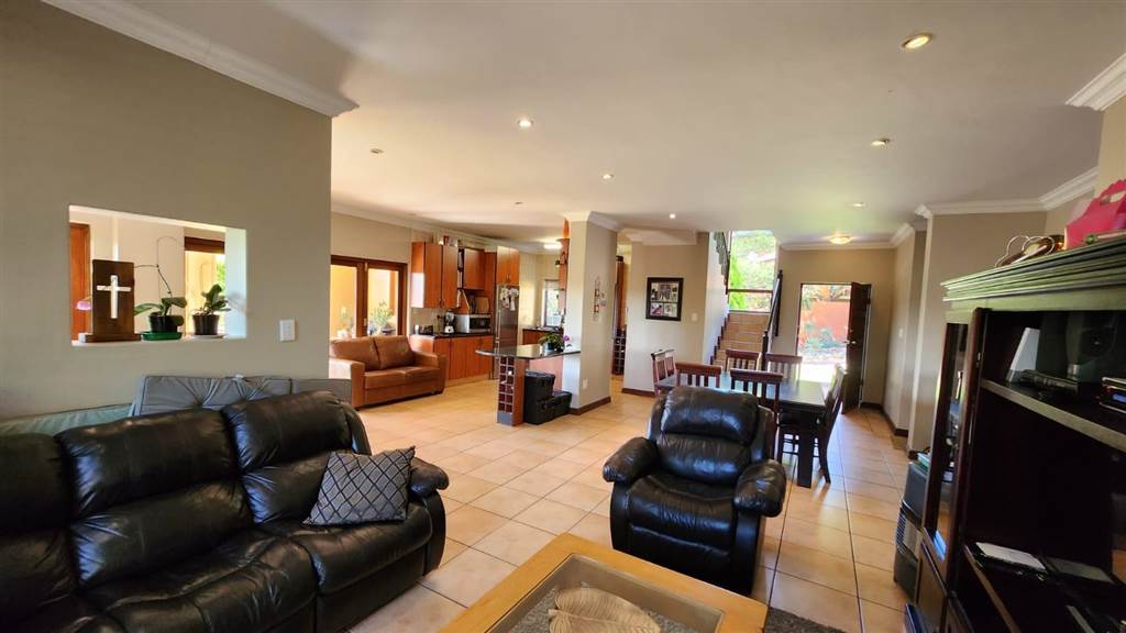 4 Bed House in Highveld photo number 12