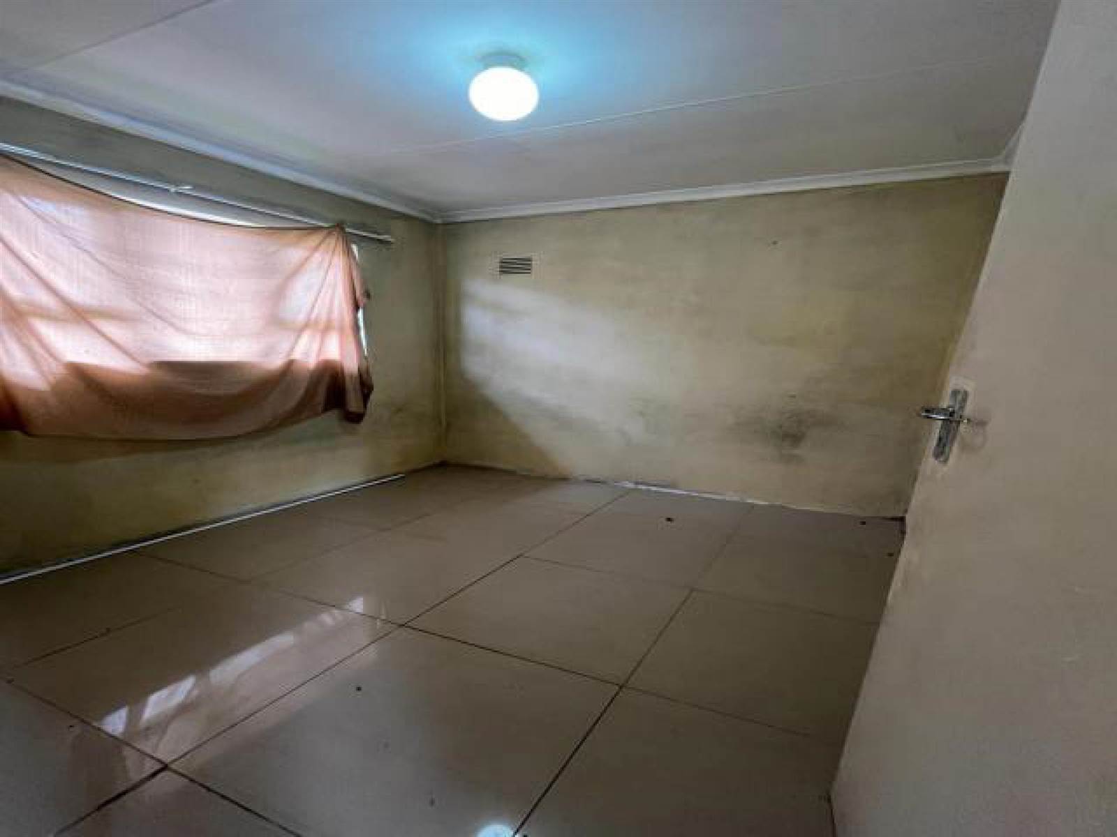 2 Bed House in Umlazi photo number 8
