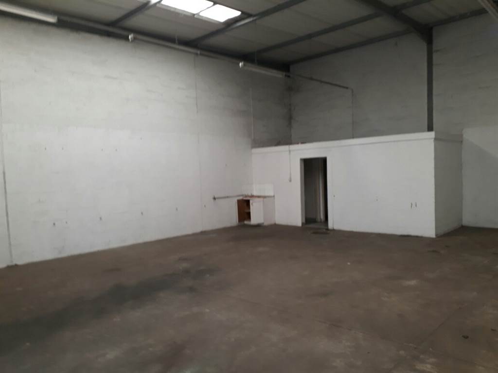 148  m² Industrial space in Alton photo number 3