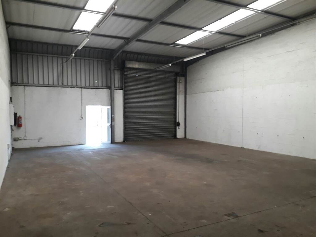 148  m² Industrial space in Alton photo number 1