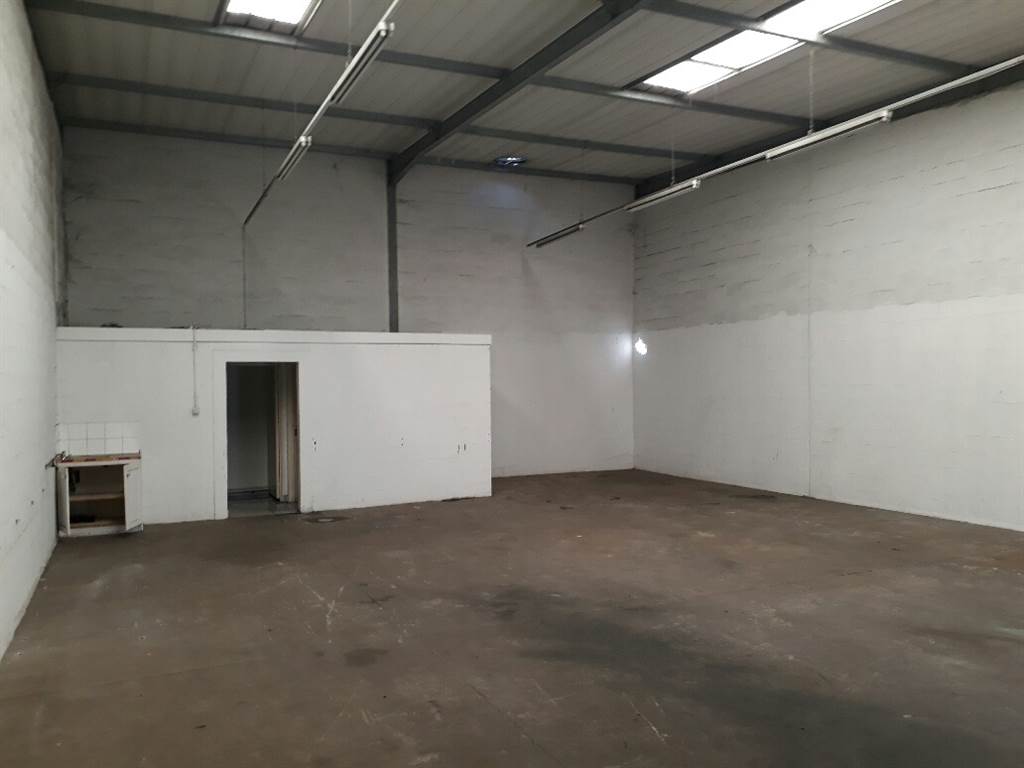 148  m² Industrial space in Alton photo number 2