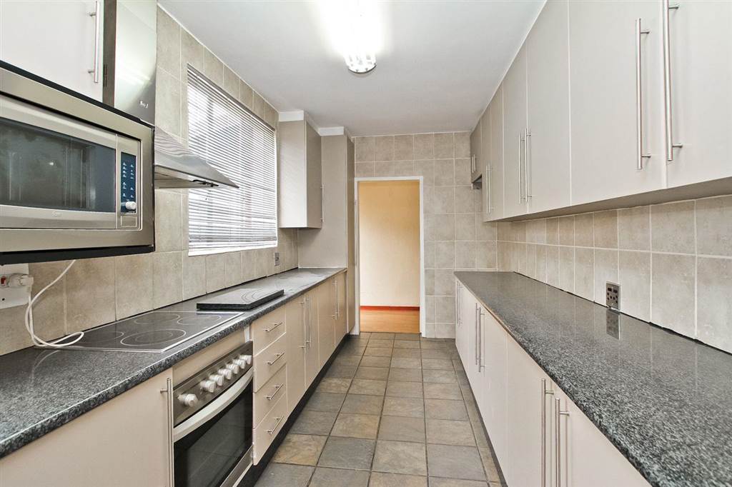 3 Bed Townhouse in Bramley Park photo number 8