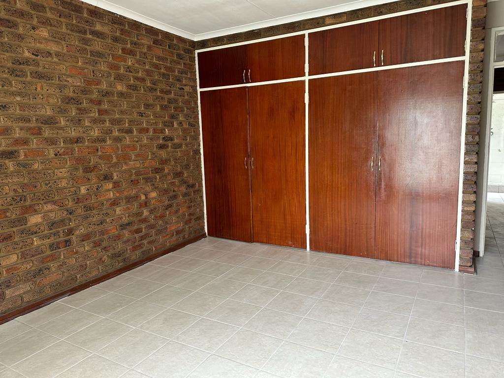 2 Bed Apartment in Kanonkop photo number 16