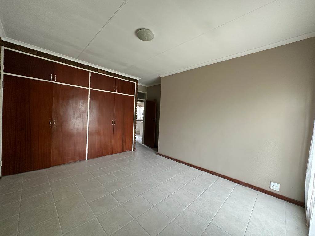2 Bed Apartment in Kanonkop photo number 14