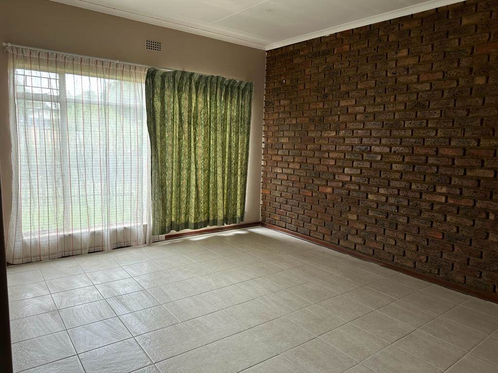 2 Bed Apartment in Kanonkop photo number 13