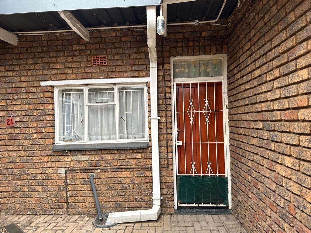 2 Bed Apartment in Kanonkop photo number 2