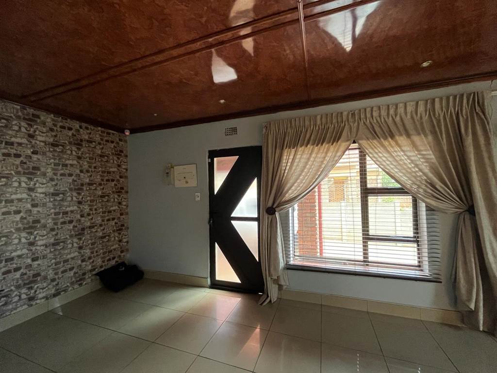 3 Bed House in Retswelele photo number 12