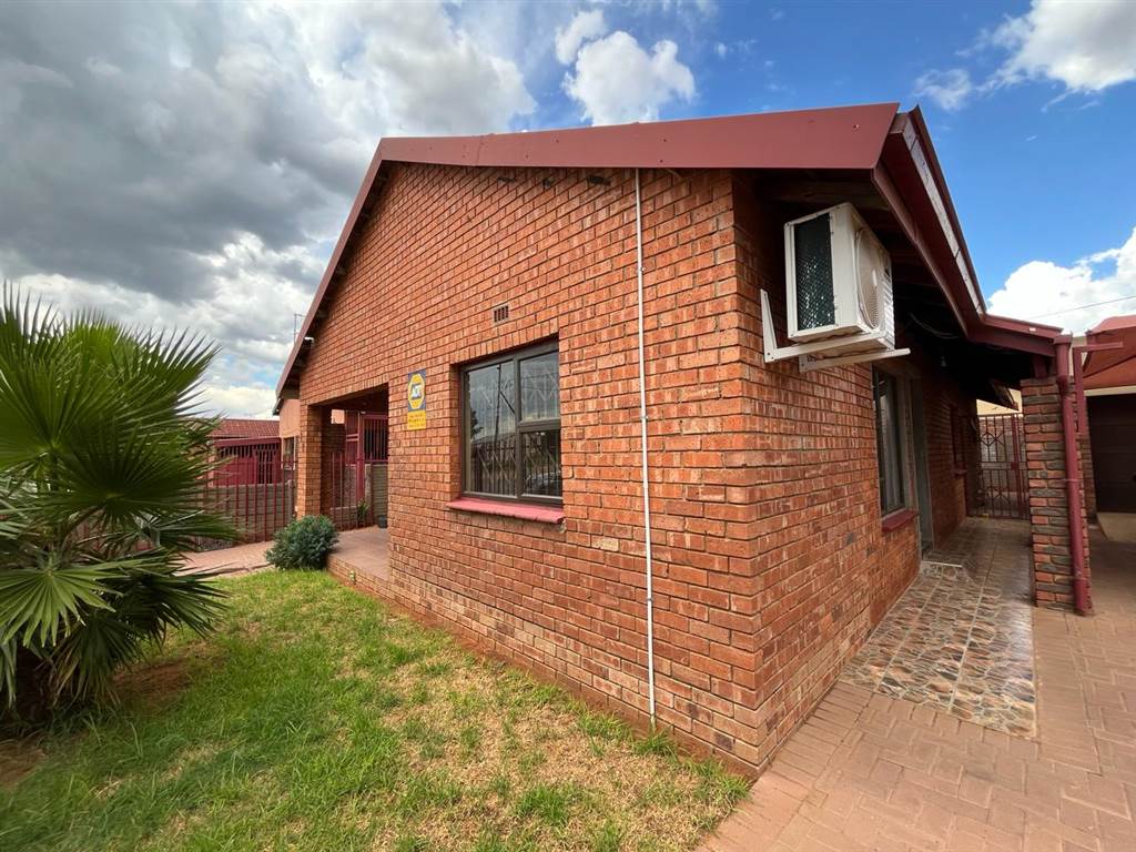 3 Bed House in Retswelele photo number 2