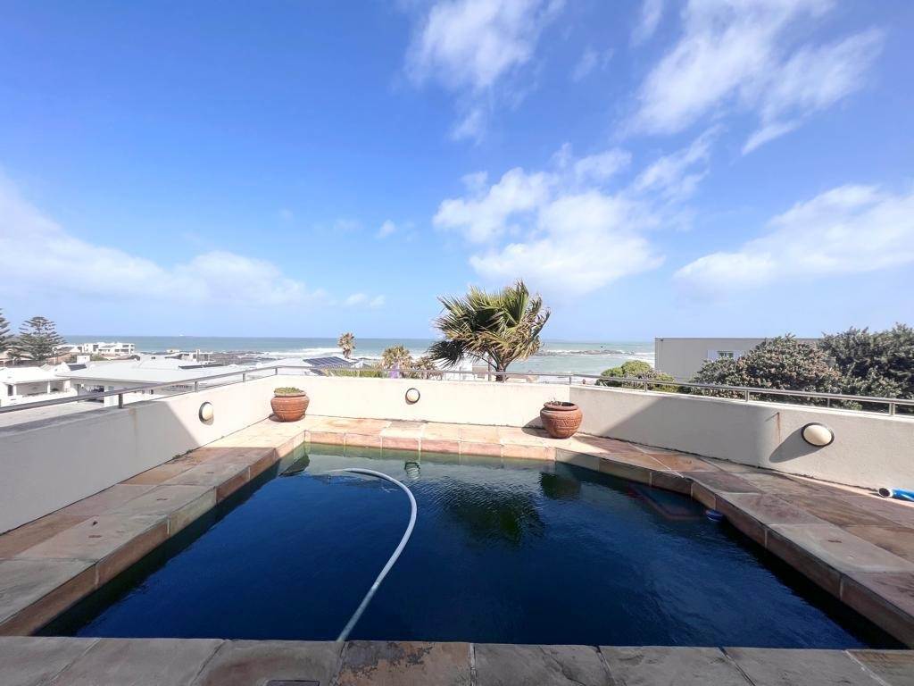 4 Bed House in Bloubergstrand photo number 5