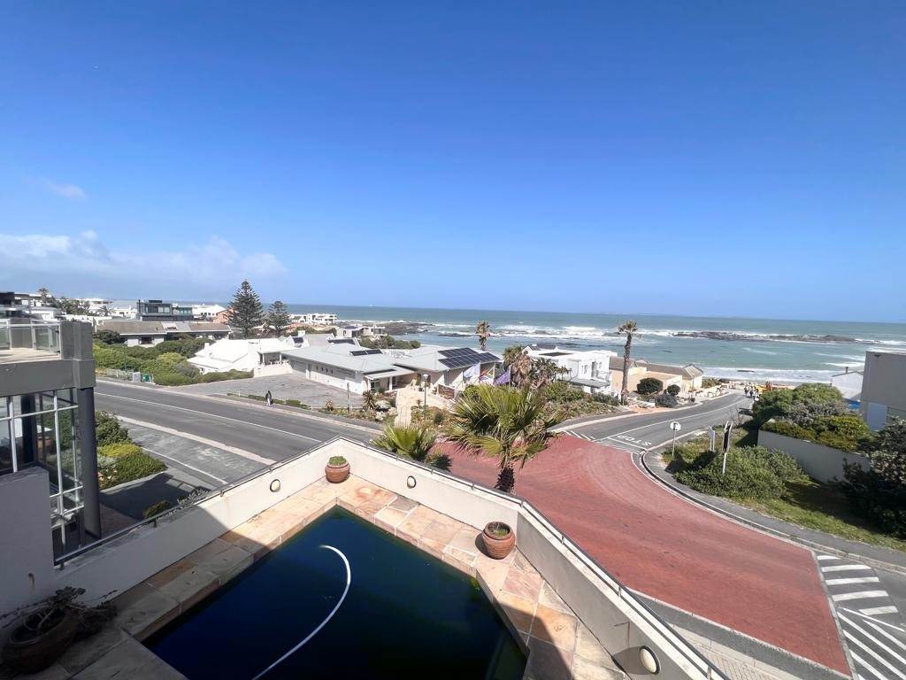 4 Bed House in Bloubergstrand photo number 3