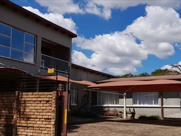 6 Bed House in Kempton Park Central