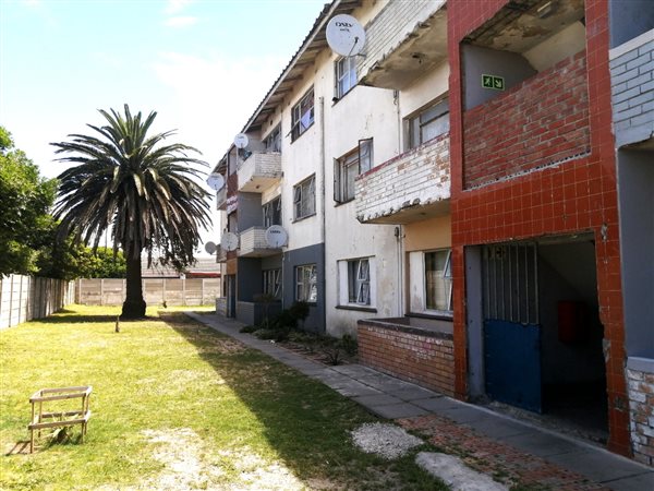 2 Bed Apartment in Grassy Park