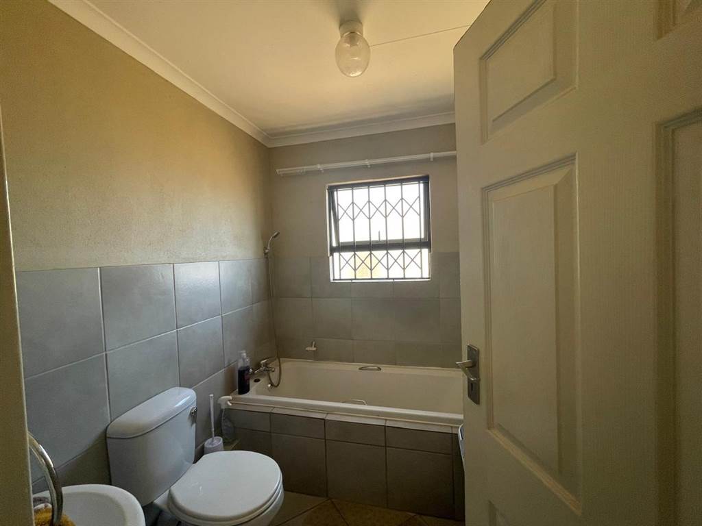 3 Bed House in Azaadville Gardens photo number 9