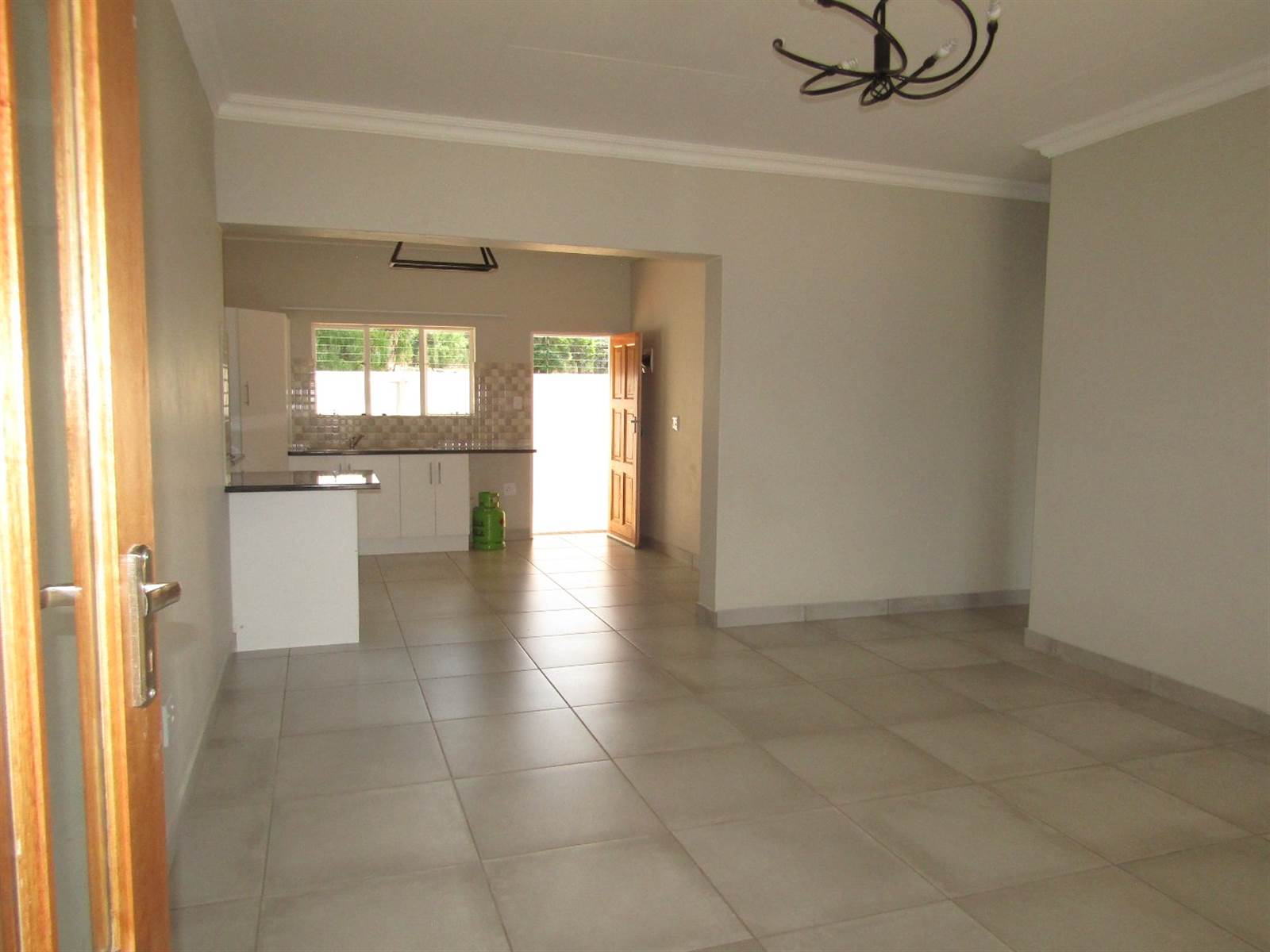 2 Bed Townhouse in Chancliff AH photo number 5