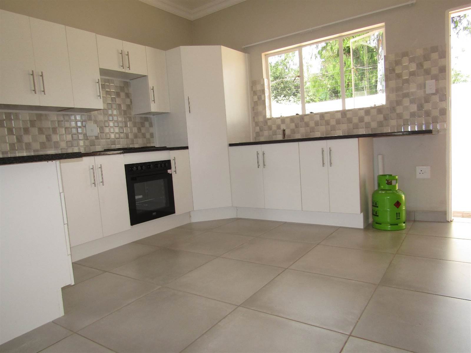 2 Bed Townhouse in Chancliff AH photo number 3