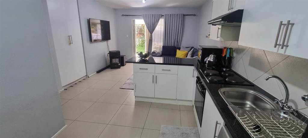 2 Bed Apartment in Douglasdale photo number 10