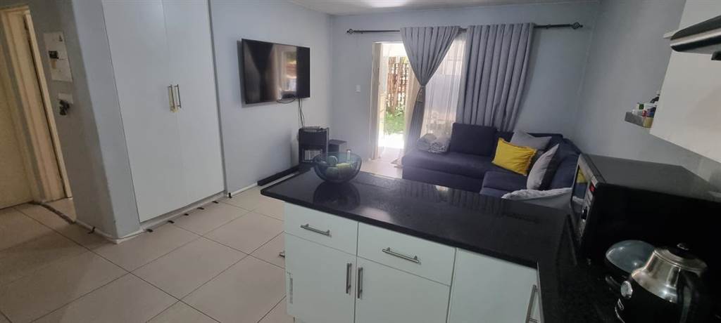 2 Bed Apartment in Douglasdale photo number 11