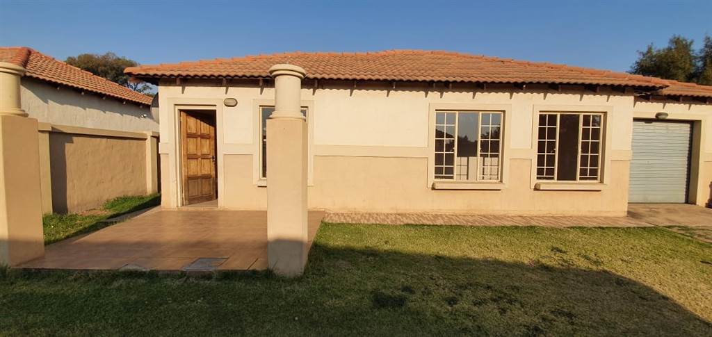 2 Bed Townhouse in Bronkhorstspruit photo number 9