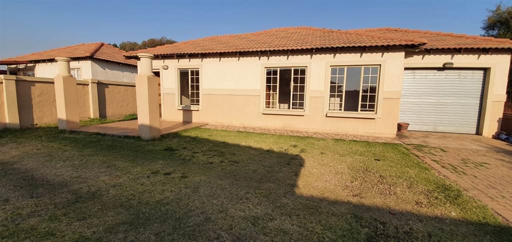 2 Bed Townhouse in Bronkhorstspruit photo number 10