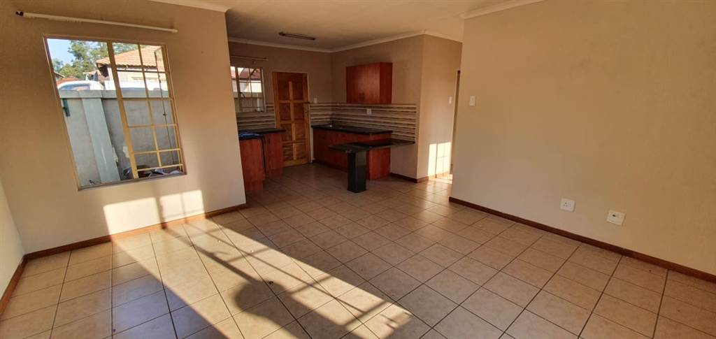 2 Bed Townhouse in Bronkhorstspruit photo number 6