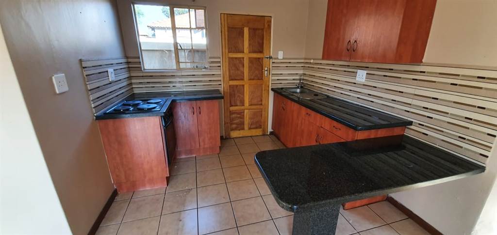 2 Bed Townhouse in Bronkhorstspruit photo number 7