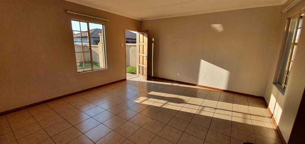 2 Bed Townhouse in Bronkhorstspruit photo number 8