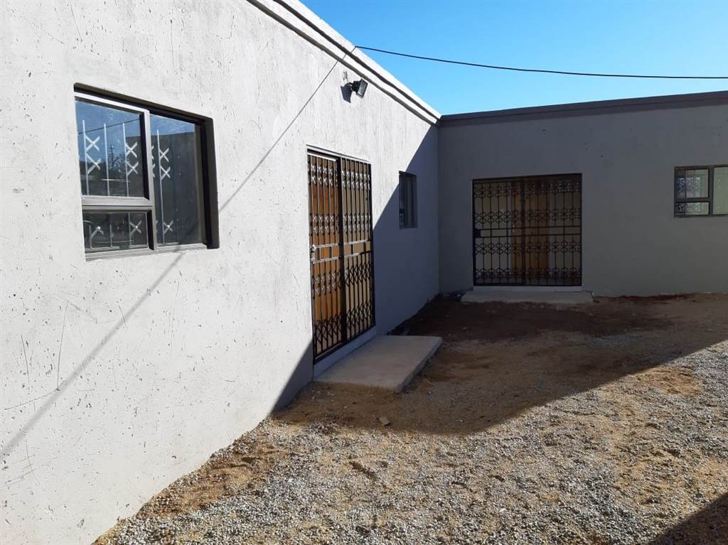 5 Bed House in Carletonville photo number 2