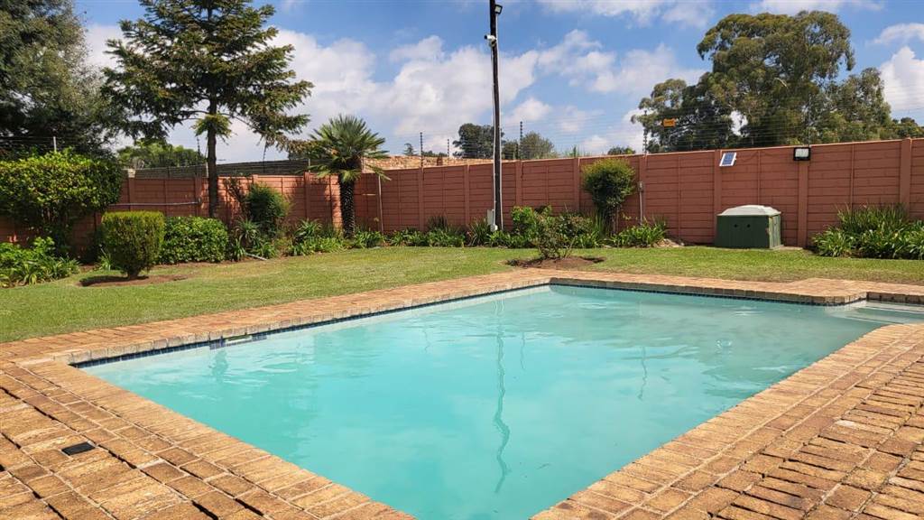 2 Bed Apartment in Grobler Park photo number 18