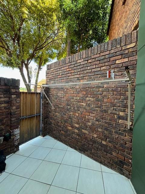 3 Bed Townhouse in Garsfontein photo number 8
