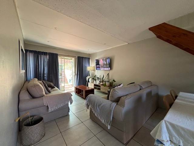 3 Bed Townhouse in Garsfontein photo number 4